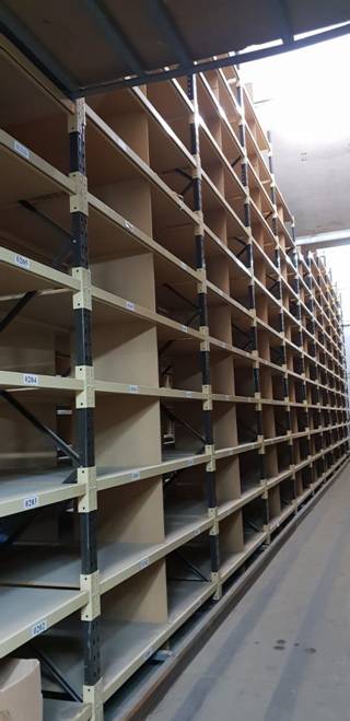 Fachbodenhochregale, Tiefe ca. 80cm, Traversenlänge ca. 2,20m, Rahmenhöhe ca. 8m mit Holzböden – gebraucht - : lagertechnik