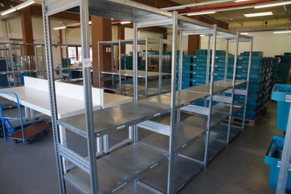 Fachbodenregale mind. 86 Felder, Fachböden ca. 1,30m und 1m x 0,50m - gebraucht - : – Bild 6