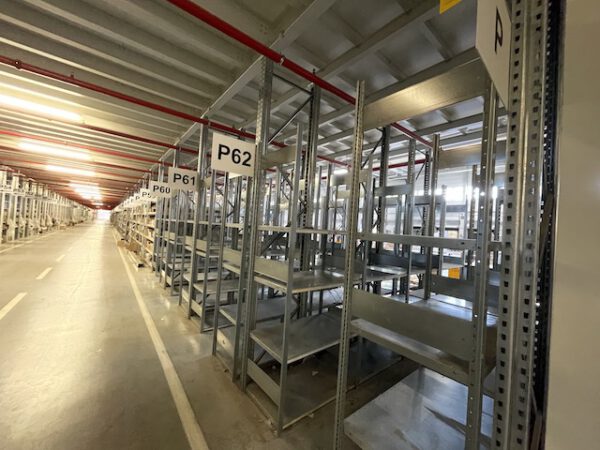 Große Fachbodenregalanlage (ca. 3.600m2), Dexion, 2 geschossig (könnte noch aufgestockt werden) mit 3 Treppen und 4 x 2er Palettenübergabeplätze, auf Wunsch mit Aufzug, Durchlaufregalen und umlaufender Lagerbühne, gesamt ca. 2.400 Felder – gebraucht - : – Bild 6