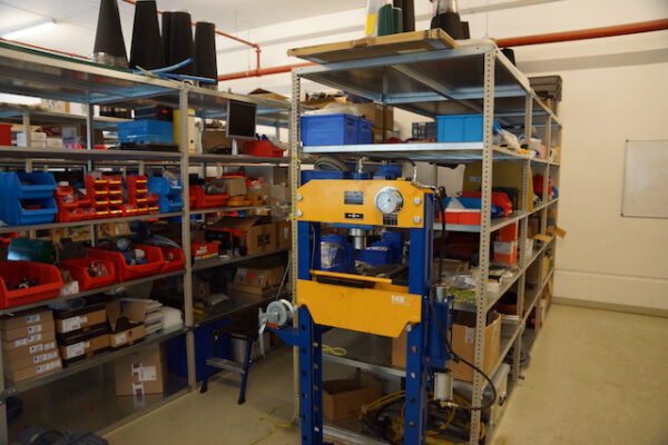 Stabile Fachbodenregale, gesamt ca. 1.500 bis 1.800 Felder (aktuell ca. 490 Felder), Gemac, dieses System kommt ohne Spannkreuze aus, Rahmenhöhe: 2,48m, Fachböden: 1,20m x 1,30m, 130kg / Ebene – gebraucht - : – Bild 7