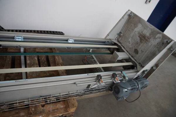 Heber (Aufzug) mit angetriebene Rollenbahn – gebraucht - lagertechnik