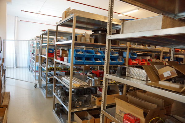 Stabile Fachbodenregale, gesamt ca. 1.500 bis 1.800 Felder (aktuell ca. 490 Felder), Gemac, dieses System kommt ohne Spannkreuze aus, Rahmenhöhe: 2,48m, Fachböden: 1,20m x 1,30m, 130kg / Ebene – gebraucht - : – Bild 8