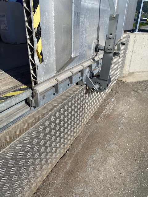 2 Stück Überladebrücken, seitenverschiebbare LKW-Überladebrücke aus Aluminium, Rite-Hite, Caema – gebraucht - : lagertechnik 2 Stück Überladebrücken, seitenverschiebbare LKW-Überladebrücke aus Aluminium, Rite-Hite, Caema – gebraucht - : – Bild 4