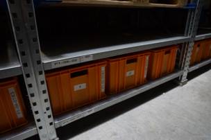 manbediente Regalzeile bestehend aus einer Seite Fachbodenregale, einer Seite Palettenregal und einem Regalbediengerät – gebraucht -: lagertechnik