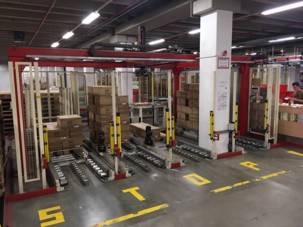Fördertechnikanlage TGW angetrieben, ca. 450m mit Kartonverpackungsmaschine und Palettierer – gebraucht -: – Bild 8
