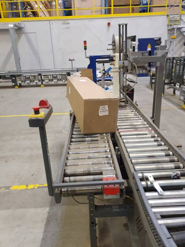 50m Fördertechnik, Knapp, mit Kurven, Rollenbahnen, Klappelement mit Etikettieren und Mosca Umreifungsmaschine – gebraucht - : – Bild 9