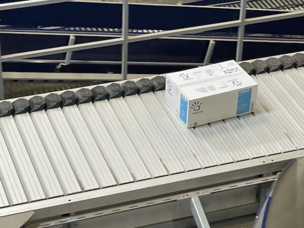 Große Fördertechnikanlage ca. 700m Fördertechnik, inkl. Schuhsorter, Ambaflex Höhenförderer, Packplätzen, Waagen, Scanner, Ersatzteilpaket, Scherenrollenbahnen, etc. - gebraucht - : lagertechnik