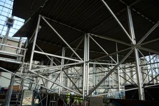 2 Stück hochwertige, rollbare Aluminium Dockanlagen für Flugzeuge, bzw. Gerüstanlagen, Arbeitsbühnen, Rumpfdocks, ca. 15m hoch – gebraucht - : lagertechnik