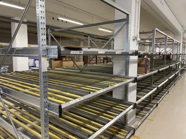 mind. 50 Felder Stückgutdurchlaufregal / Bereitstellregal für Kisten oder Kartonagen etc., SSI Schäfer – gebraucht – : – Bild 9