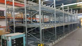 Durchlaufregal für Europaletten oder Gitterboxen, ca. 117 Stellplätze, – gebraucht, wie neu – : lagertechnik
