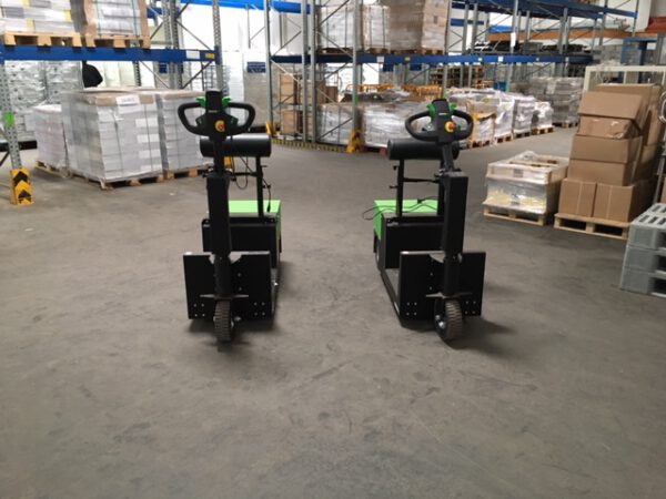2 Stück Steh-Mitfahr-Schlepper / Ziehhilfen, Movexx, T2500 Plattform mit Wanzl-Kupplung und Li-Ionen Akku - gebraucht - :   – Bild 9