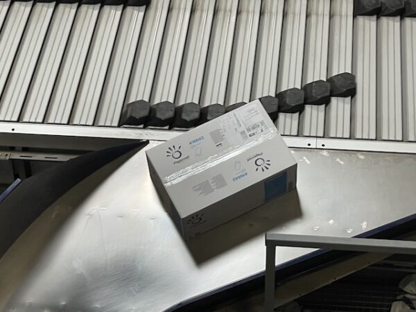 Große Fördertechnikanlage ca. 700m Fördertechnik, inkl. Schuhsorter, Ambaflex Höhenförderer, Packplätzen, Waagen, Scanner, Ersatzteilpaket, Scherenrollenbahnen, etc. - gebraucht - : – Bild 78