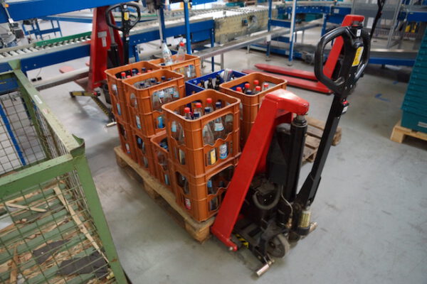 8 - 9 Stück Scherengabelhubwagen mit elektrischen Hub (rote und gelbe) - gebraucht - : lagertechnik