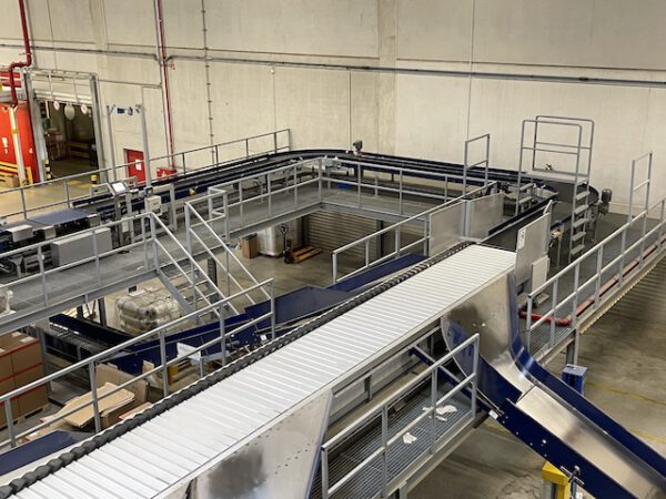 Große Fördertechnikanlage ca. 700m Fördertechnik, inkl. Schuhsorter, Ambaflex Höhenförderer, Packplätzen, Waagen, Scanner, Ersatzteilpaket, Scherenrollenbahnen, etc. - gebraucht - : lagertechnik