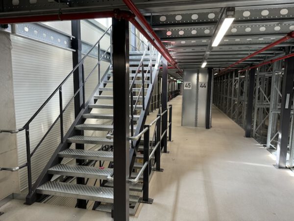 4 geschossige Fachbodenregale, Rauscher, über 10.000 Felder, Fachböden 1,28 x 0,60m und z.T. mit Ovalrohren für Hängetextil – gebraucht – : – Bild 11