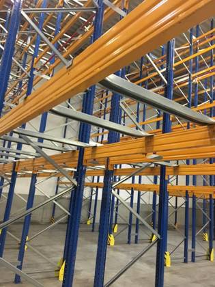 Palettenregal, ca. 10m hoch, 600kg/Palette, inkl. vorhandener Tiefenstege, über 2.200 Stellplätze – gebraucht – : lagertechnik