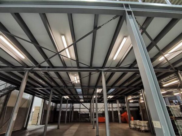 Schwerlast – Stahlbau - Lagerbühne, SSI Schäfer, freitragend, ca. 568,75m2 mit Spanplatten und teils Gitterrosten, 1.000kg/m2 – gebraucht - : lagertechnik