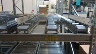 Durchlaufregal für Europaletten oder Gitterboxen, ca. 117 Stellplätze, – gebraucht, wie neu – : lagertechnik