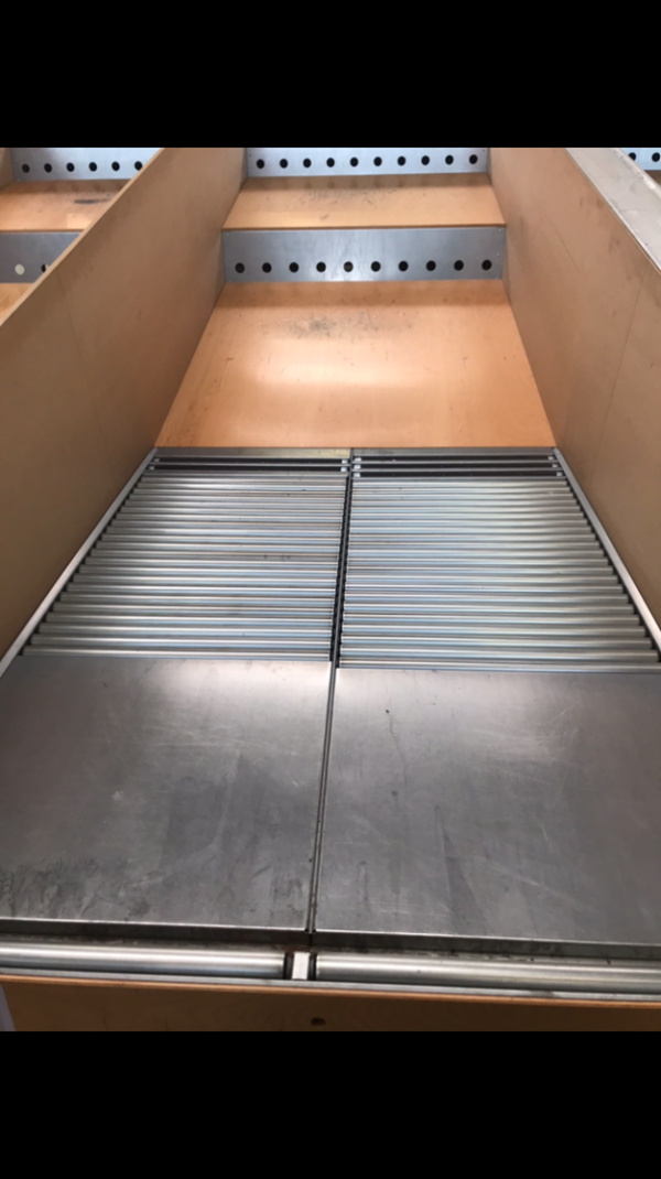 „Schuhsorter“ bzw. Linear Sorter, bis zu 7.500 Sendungen pro Std., Van der Lande, inkl. 20 St. Teleskopgurtförderer, Volumenscanner, Waage – gebraucht - : lagertechnik