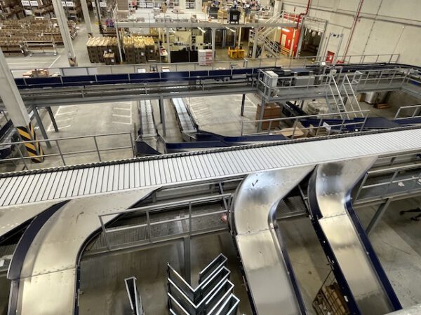 Große Fördertechnikanlage ca. 700m Fördertechnik, inkl. Schuhsorter, Ambaflex Höhenförderer, Packplätzen, Waagen, Scanner, Ersatzteilpaket, Scherenrollenbahnen, etc. - gebraucht - : – Bild 76