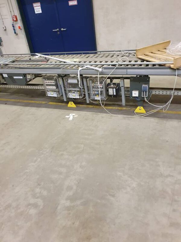 50m Fördertechnik, Knapp, mit Kurven, Rollenbahnen, Klappelement mit Etikettieren und Mosca Umreifungsmaschine – gebraucht - : – Bild 14