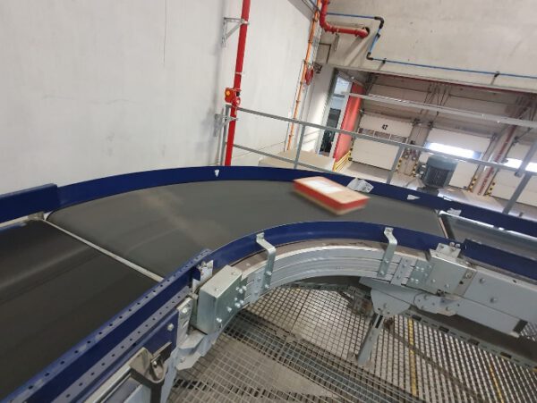 Große Fördertechnikanlage ca. 700m Fördertechnik, inkl. Schuhsorter, Ambaflex Höhenförderer, Packplätzen, Waagen, Scanner, Ersatzteilpaket, Scherenrollenbahnen, etc. - gebraucht - : – Bild 74