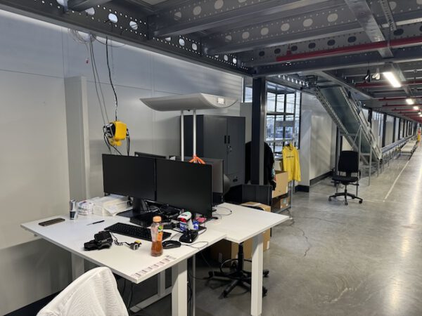4 geschossige Fachbodenregale, Rauscher, über 10.000 Felder, Fachböden 1,28 x 0,60m und z.T. mit Ovalrohren für Hängetextil – gebraucht – : – Bild 15