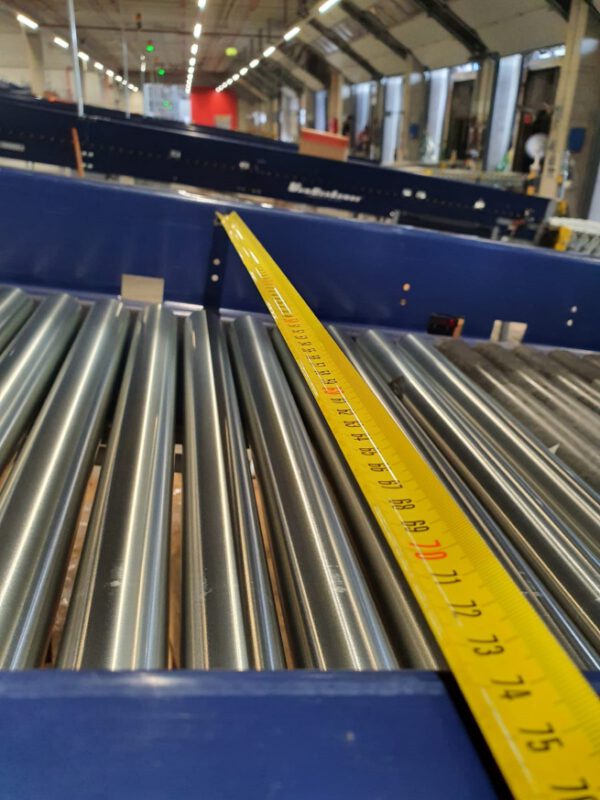 Große Fördertechnikanlage ca. 700m Fördertechnik, inkl. Schuhsorter, Ambaflex Höhenförderer, Packplätzen, Waagen, Scanner, Ersatzteilpaket, Scherenrollenbahnen, etc. - gebraucht - : – Bild 72