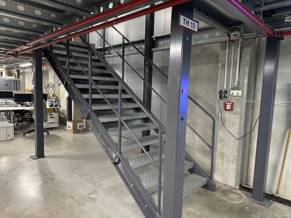 4 geschossige Fachbodenregale, Rauscher, über 10.000 Felder, Fachböden 1,28 x 0,60m und z.T. mit Ovalrohren für Hängetextil – gebraucht – : – Bild 16