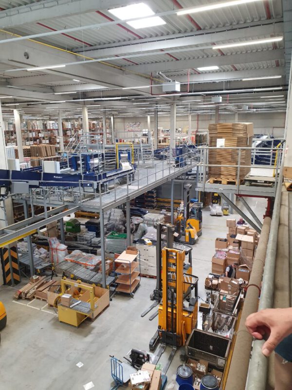 Große Fördertechnikanlage ca. 700m Fördertechnik, inkl. Schuhsorter, Ambaflex Höhenförderer, Packplätzen, Waagen, Scanner, Ersatzteilpaket, Scherenrollenbahnen, etc. - gebraucht - : – Bild 71