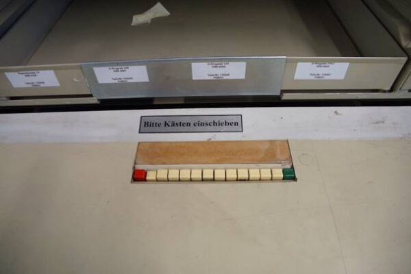 9 Stück Lagerpaternoster, Hänel und Kardex, Höhe zwischen ca. 2,42m und ca. 2,92m, Traglast 80 bis 140kg / Gondel – gebraucht -: – Bild 16