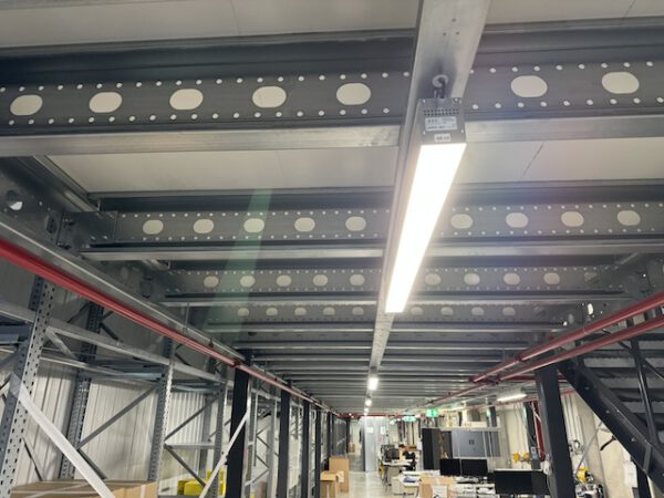 4 geschossige Fachbodenregale, Rauscher, über 10.000 Felder, Fachböden 1,28 x 0,60m und z.T. mit Ovalrohren für Hängetextil – gebraucht – : – Bild 17