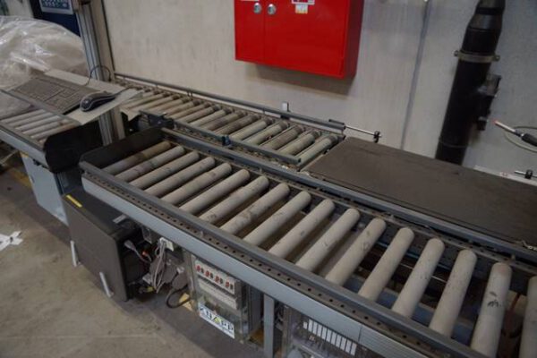 50m Fördertechnik, Knapp, mit Kurven, Rollenbahnen, Klappelement mit Etikettieren und Mosca Umreifungsmaschine – gebraucht - : – Bild 18