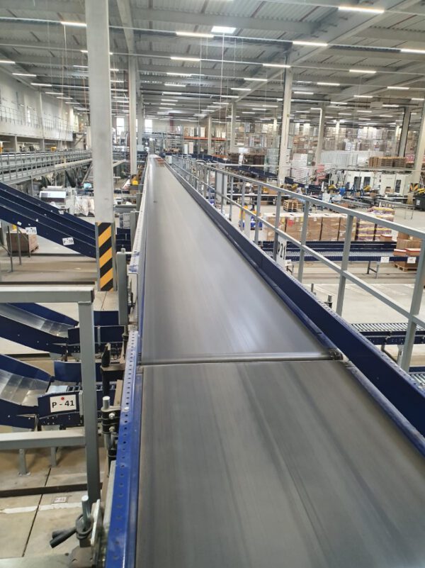 Große Fördertechnikanlage ca. 700m Fördertechnik, inkl. Schuhsorter, Ambaflex Höhenförderer, Packplätzen, Waagen, Scanner, Ersatzteilpaket, Scherenrollenbahnen, etc. - gebraucht - : – Bild 70