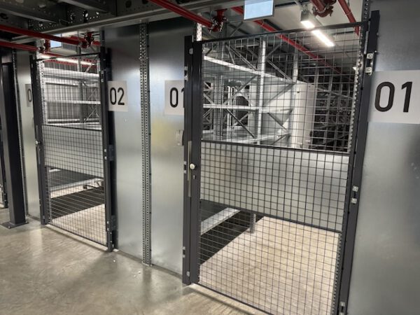 4 geschossige Fachbodenregale, Rauscher, über 10.000 Felder, Fachböden 1,28 x 0,60m und z.T. mit Ovalrohren für Hängetextil – gebraucht – : – Bild 18
