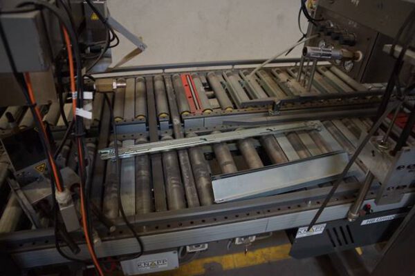 50m Fördertechnik, Knapp, mit Kurven, Rollenbahnen, Klappelement mit Etikettieren und Mosca Umreifungsmaschine – gebraucht - : – Bild 19