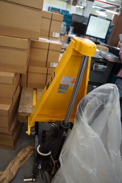 8 - 9 Stück Scherengabelhubwagen mit elektrischen Hub (rote und gelbe) - gebraucht - : lagertechnik