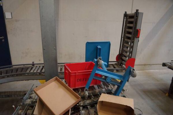 50m Fördertechnik, Knapp, mit Kurven, Rollenbahnen, Klappelement mit Etikettieren und Mosca Umreifungsmaschine – gebraucht - : – Bild 20