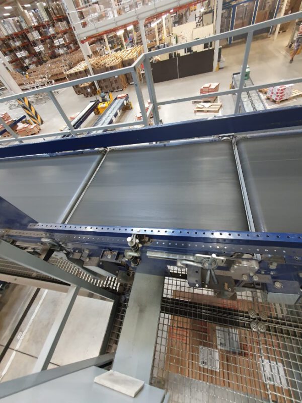 Große Fördertechnikanlage ca. 700m Fördertechnik, inkl. Schuhsorter, Ambaflex Höhenförderer, Packplätzen, Waagen, Scanner, Ersatzteilpaket, Scherenrollenbahnen, etc. - gebraucht - : – Bild 68
