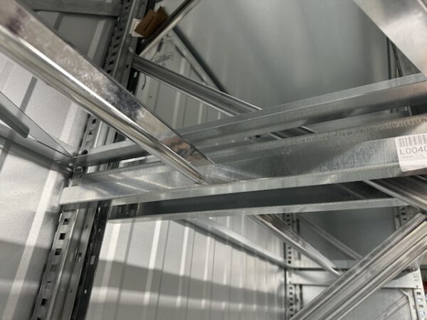 4 geschossige Fachbodenregale, Rauscher, über 10.000 Felder, Fachböden 1,28 x 0,60m und z.T. mit Ovalrohren für Hängetextil – gebraucht – : – Bild 20
