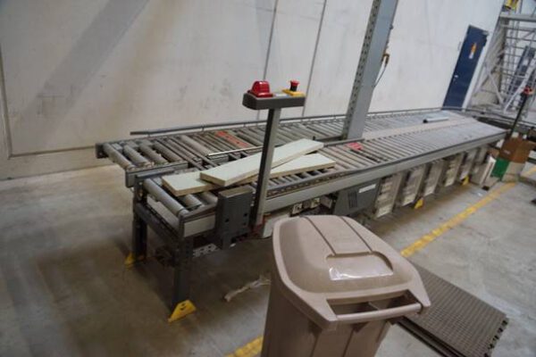 50m Fördertechnik, Knapp, mit Kurven, Rollenbahnen, Klappelement mit Etikettieren und Mosca Umreifungsmaschine – gebraucht - : – Bild 21