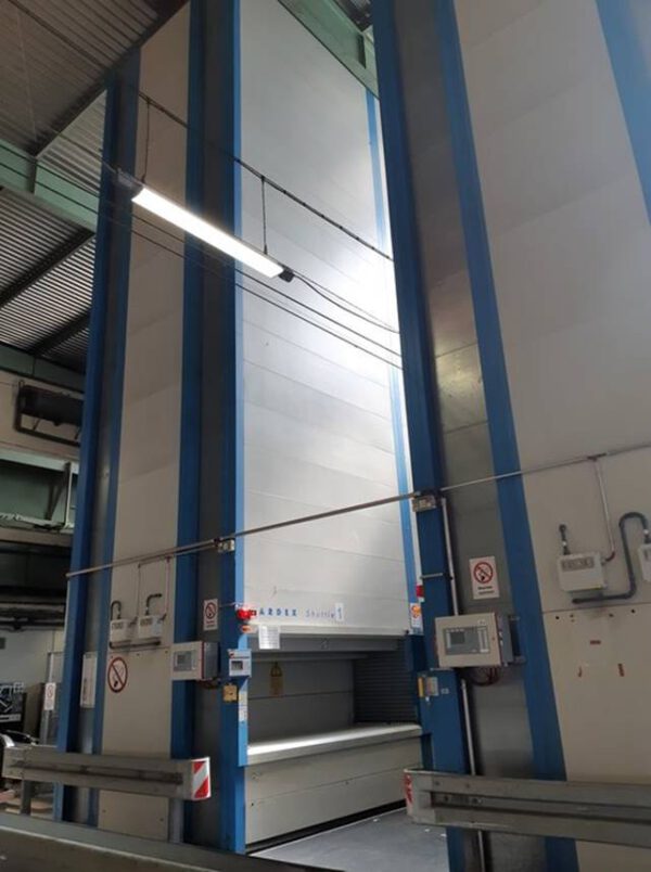 4 Stück Lagerlift, Shuttle, Kardex, ca. 10,90m hoch (kürzbar), Tablargröße: ca. 2850x864mm, 240kg / Tablar, mit vielen Tablaren – gebraucht -: – Bild 2