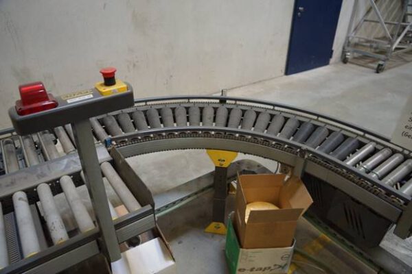 50m Fördertechnik, Knapp, mit Kurven, Rollenbahnen, Klappelement mit Etikettieren und Mosca Umreifungsmaschine – gebraucht - : – Bild 22