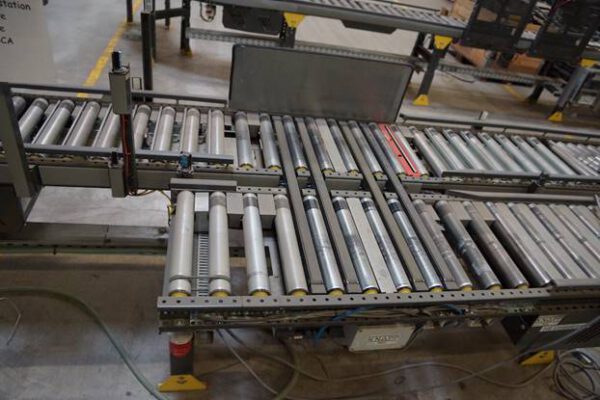50m Fördertechnik, Knapp, mit Kurven, Rollenbahnen, Klappelement mit Etikettieren und Mosca Umreifungsmaschine – gebraucht - : – Bild 23