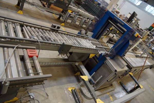 50m Fördertechnik, Knapp, mit Kurven, Rollenbahnen, Klappelement mit Etikettieren und Mosca Umreifungsmaschine – gebraucht - : – Bild 24