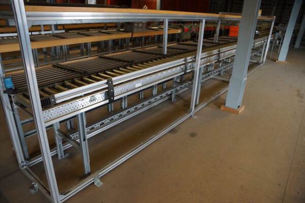 Angetriebene Rollenbahnen: 110m in Elementbreite 68cm und 235m in Elementbreite 49cm, etwas Gurtbahnen, inkl. Kurven, diverser Umsetzer und Bizerba Waage, etc.. – gebraucht - : – Bild 9