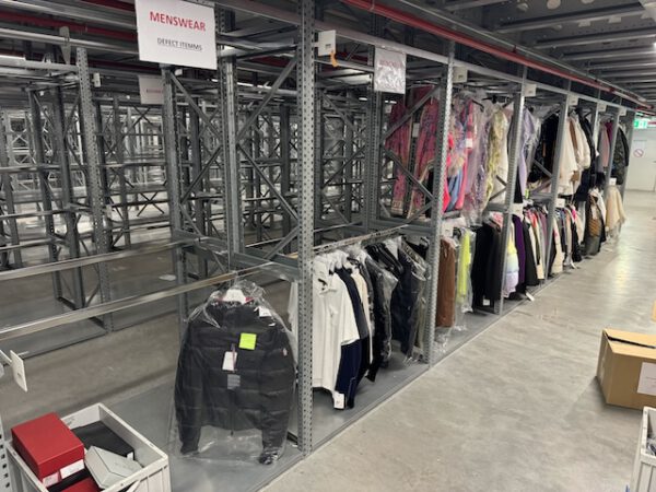 4 geschossige Fachbodenregale, Rauscher, über 10.000 Felder, Fachböden 1,28 x 0,60m und z.T. mit Ovalrohren für Hängetextil – gebraucht – : – Bild 24