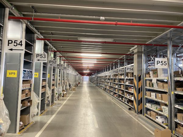 Große Fachbodenregalanlage (ca. 3.600m2), Dexion, 2 geschossig (könnte noch aufgestockt werden) mit 3 Treppen und 4 x 2er Palettenübergabeplätze, auf Wunsch mit Aufzug, Durchlaufregalen und umlaufender Lagerbühne, gesamt ca. 2.400 Felder – gebraucht - : – Bild 24