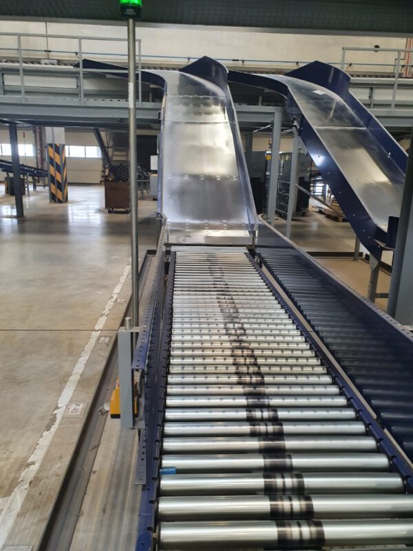 Große Fördertechnikanlage ca. 700m Fördertechnik, inkl. Schuhsorter, Ambaflex Höhenförderer, Packplätzen, Waagen, Scanner, Ersatzteilpaket, Scherenrollenbahnen, etc. - gebraucht - : – Bild 63