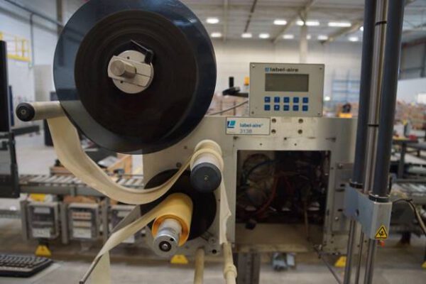 50m Fördertechnik, Knapp, mit Kurven, Rollenbahnen, Klappelement mit Etikettieren und Mosca Umreifungsmaschine – gebraucht - : – Bild 25